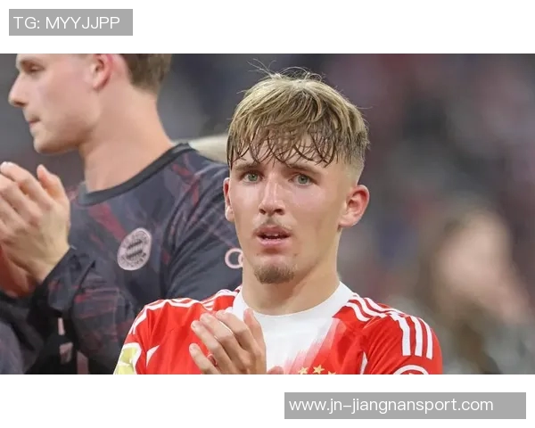 拜仁官方推特发布德甲对阵斯图加特海报基米希与卡尔共同亮相